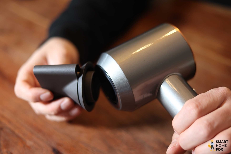 Man sieht, wie der Aufsatz am Dyson Supersonic angebracht wird.
